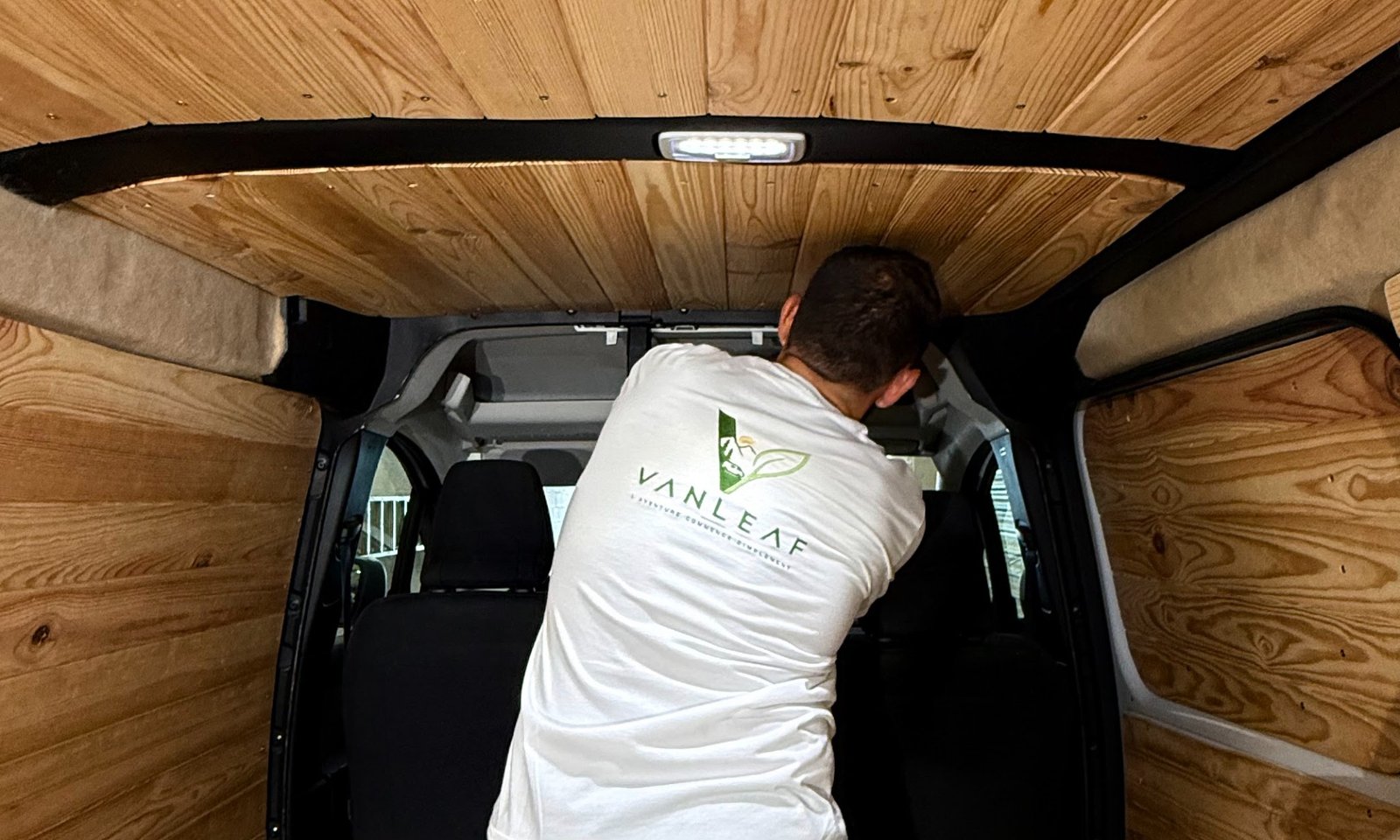 Pose du lambris dans un micro-camper par un membre de l’équipe Vanleaf