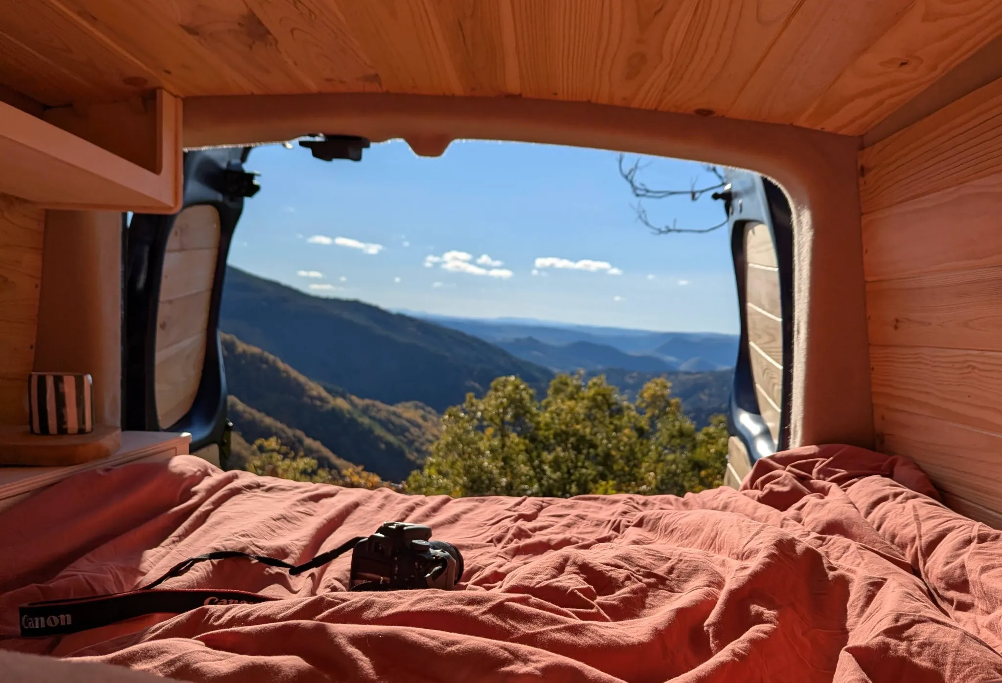 Vue sur la montagne depuis le couchage d’un micro-camper